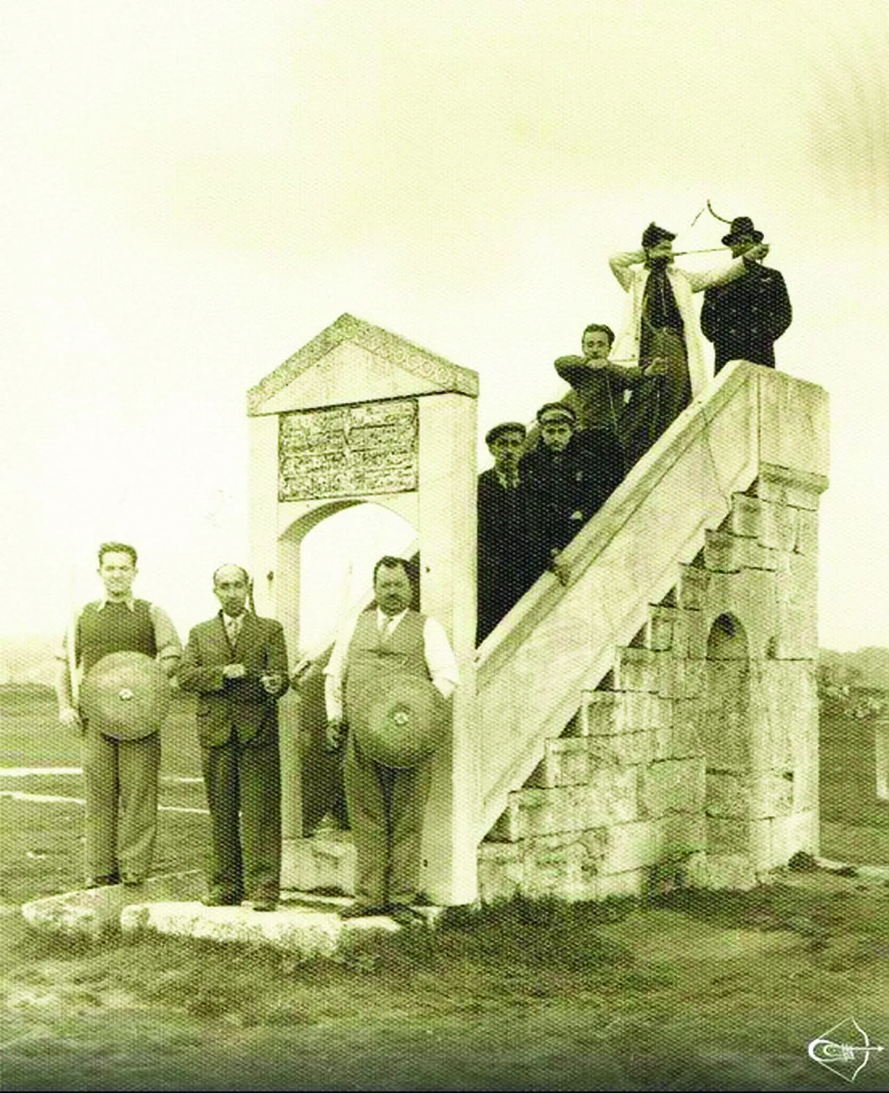 Sultan Fatih ordusu le Atışalanı’nda namaz kılmıştır, Türkler sahayı mescid gibi tutar okçulara bırakırlar.