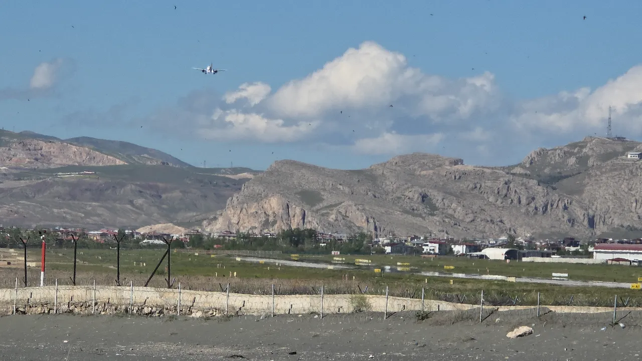 Şiddetli rüzgar havalimanını kilitledi! Seferlerde aksama