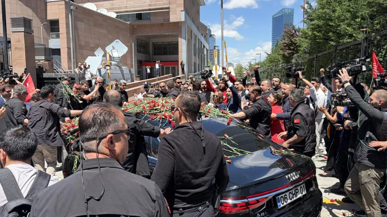 Programa dakikalar kala Genel Merkez'e gelen Kılıçdaroğlu, partililer tarafından karanfil ve güllerle karşılandı.