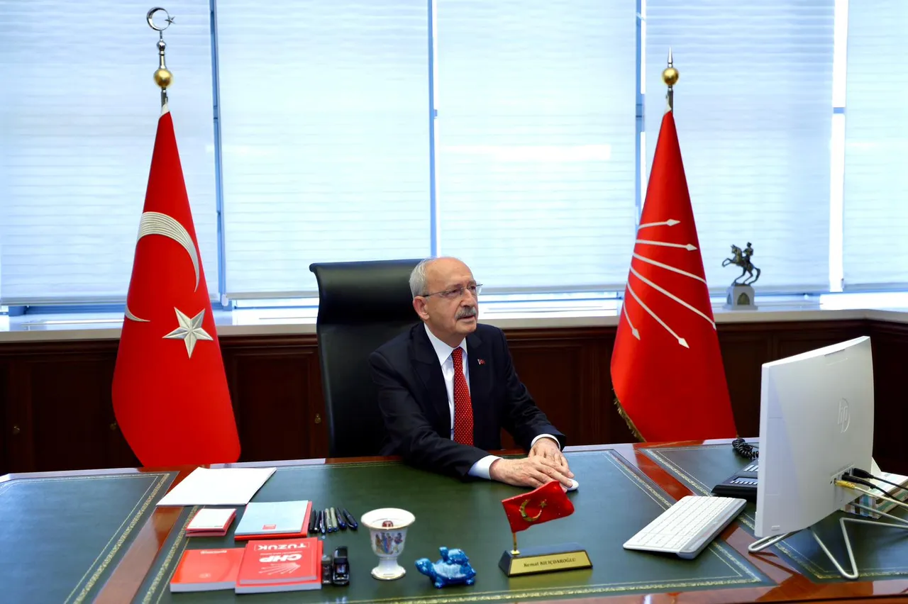 CHP Genel Başkanı Kemal Kılıçdaroğlu, genel başkanlık makamında çalışmalara başladı.