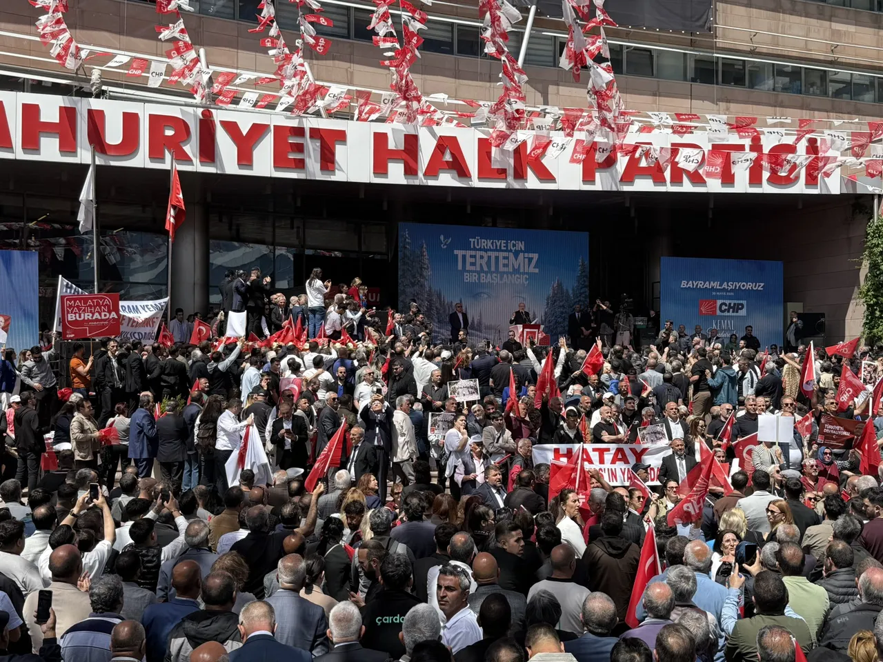 Siyasette tarihi gün! Kemal Kılıçdaroğlu 2,5 yıl sonra CHP Genel Merkezi'nde kürsüde: Özür diliyorum, beni affedin