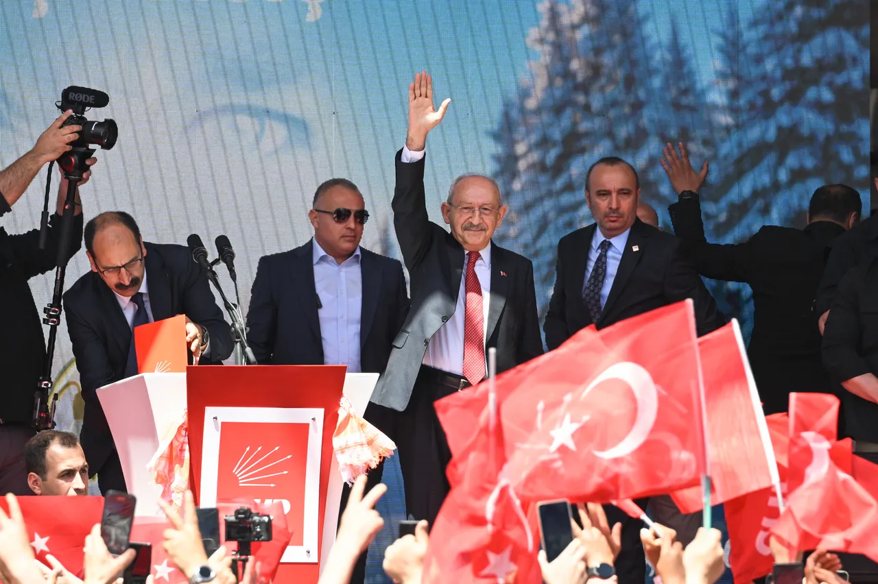 Siyasette tarihi gün! Kemal Kılıçdaroğlu 2,5 yıl sonra CHP Genel Merkezi'nde kürsüde: Özür diliyorum, beni affedin