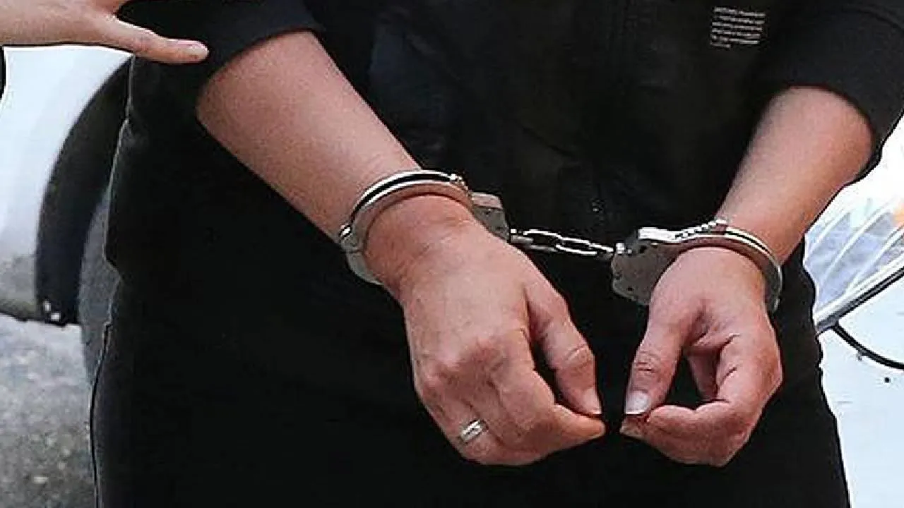 Sosyal medyada müstehcen içerikleri paylaşılmıştı: 11 yaşındaki çocuğun annesine kelepçe!