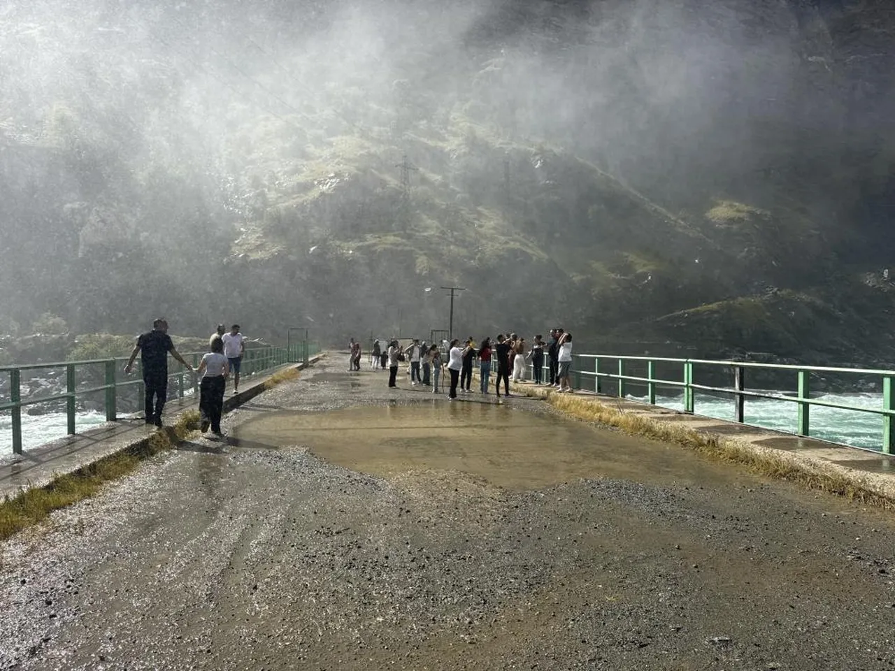 Tamamen dolan barajdan günlerdir su tahliye ediliyor! Vatandaşlar bölgeye akın etti