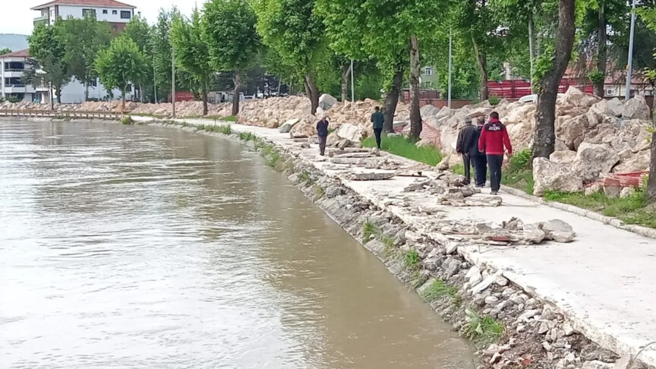Taşkın riski eğitime engel oldu! Valilik'ten açıklama geldi, ara verildi 
