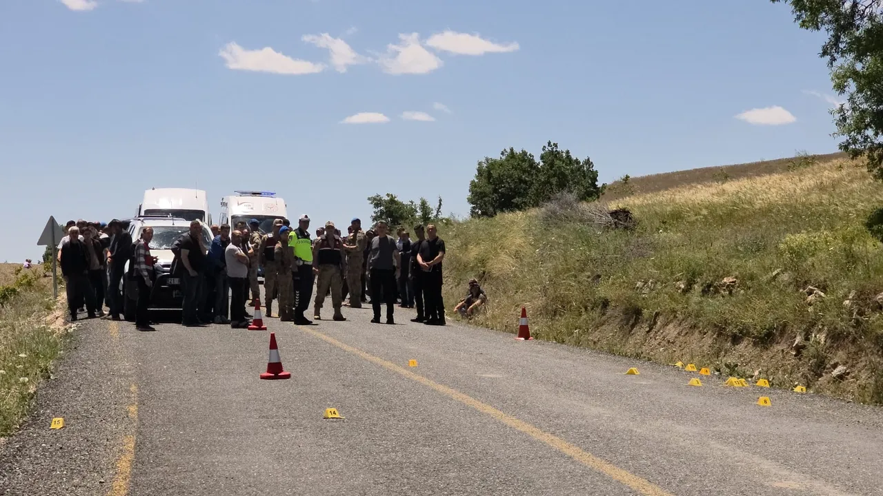 Arazi kavgası kanlı bitti: Kardeşinin olduğu aracı taradı