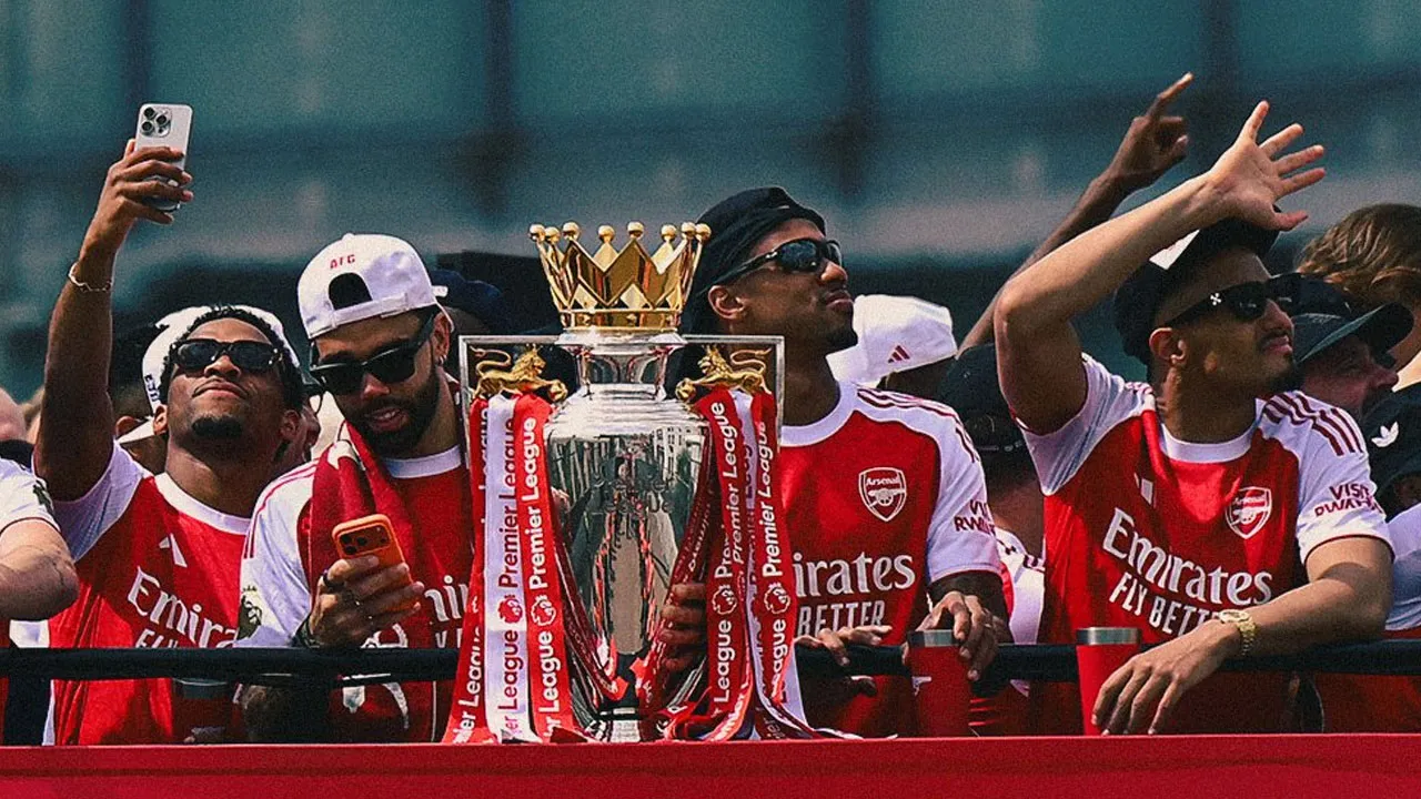 Arsenal, 22 yıl sonra gelen şampiyonluğu kutladı