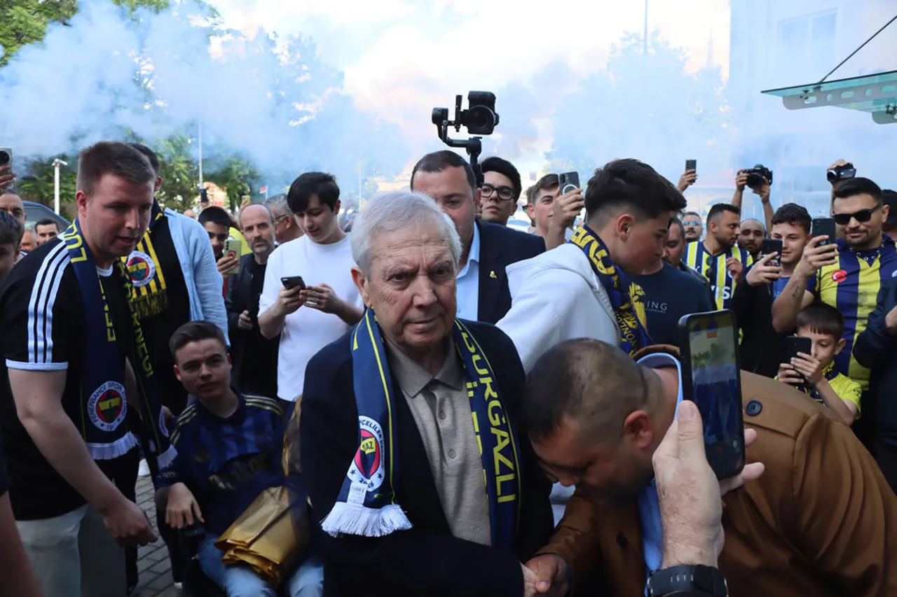 Aziz Yıldırım dernek ziyaretinde