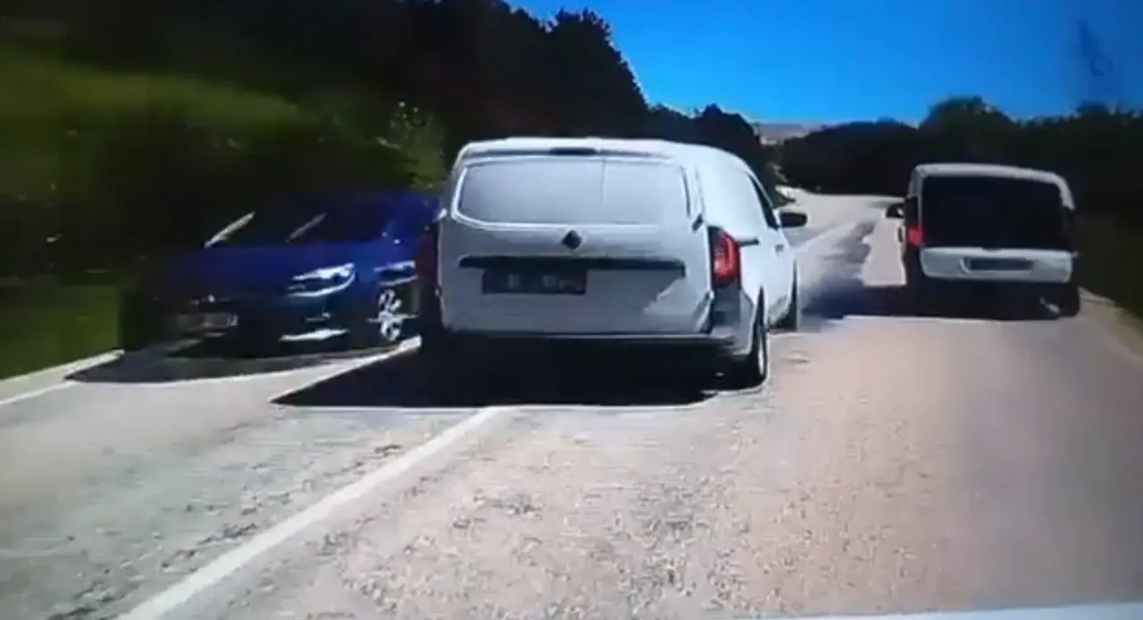 Bursa'da faciadan dönüldü! Tek şeritli yolda tehlikeli hatalı sollama kamerada