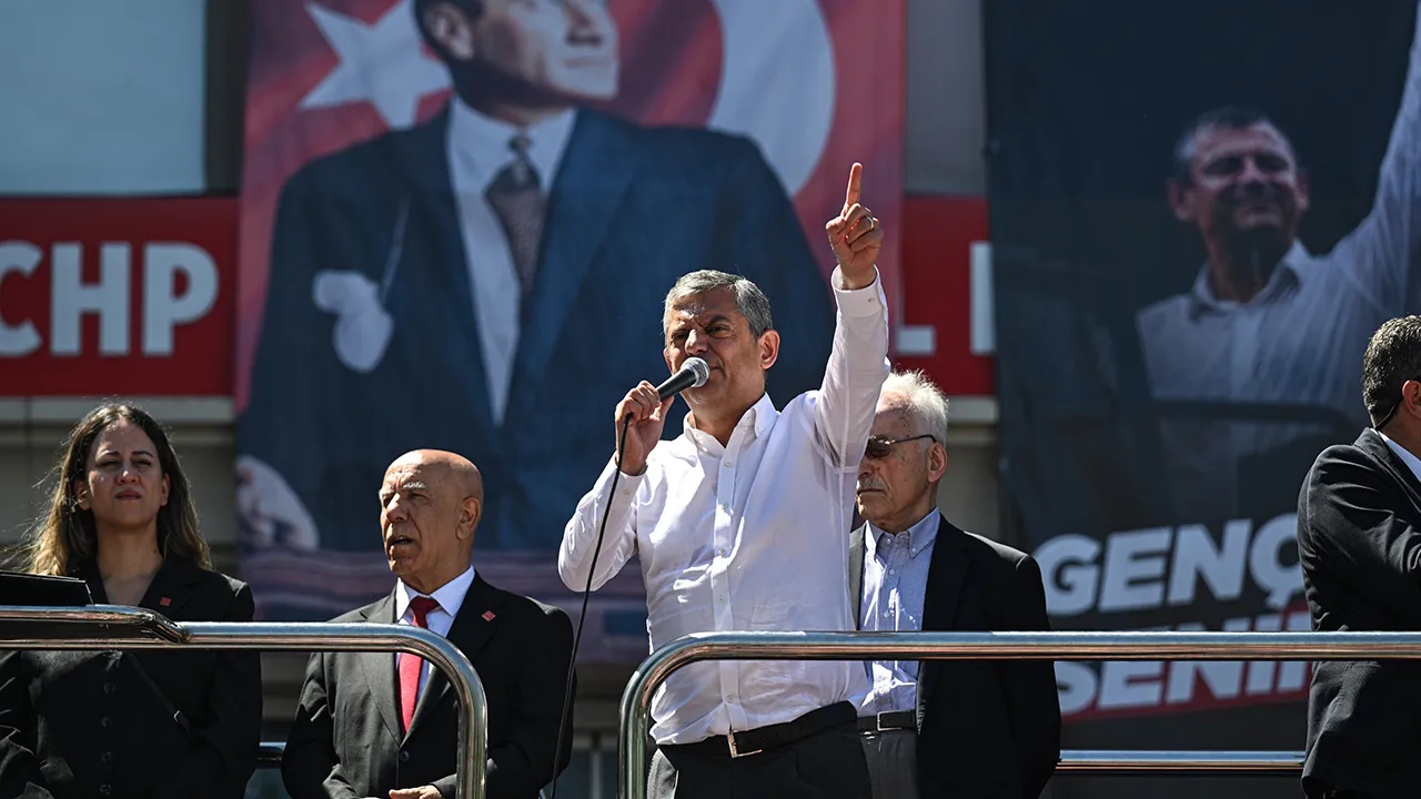 CHP'de iki isim arasındaki rekabet kızışıyor: Kılıçdaroğlu iptal etti Özgür Özel ısrarcı