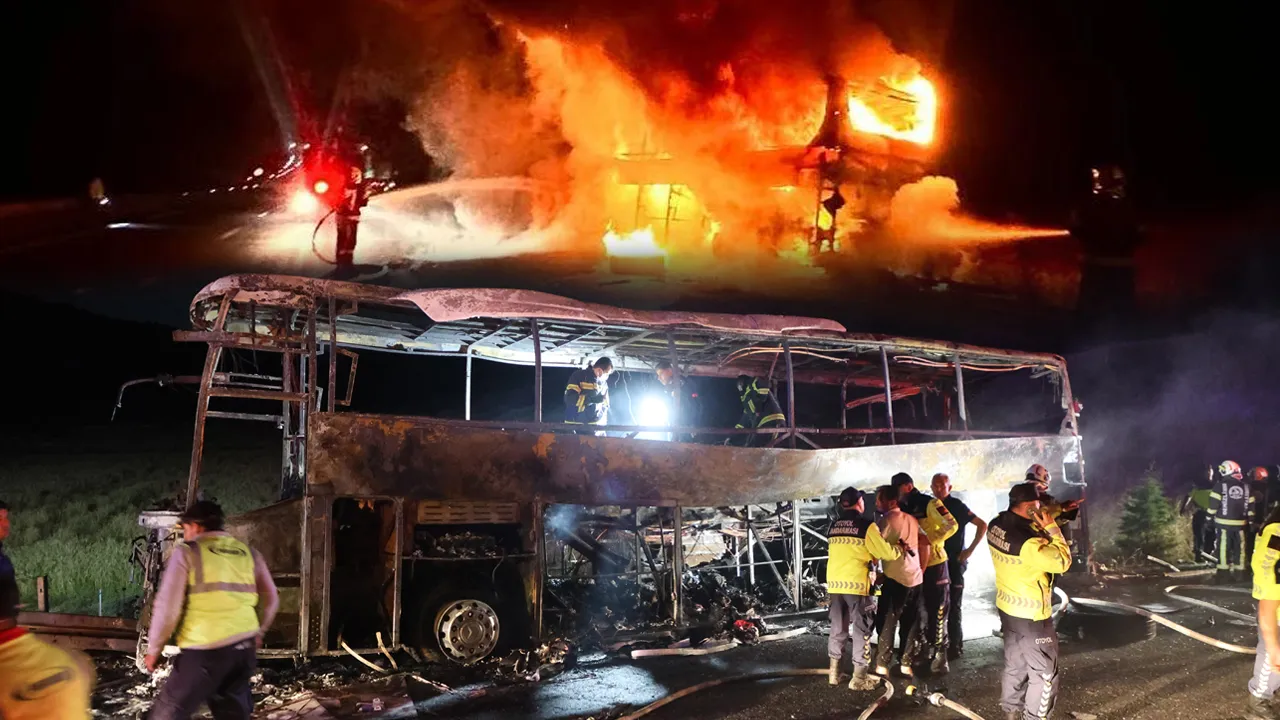 Denizli'de feci kaza! Bariyere çarpıp yanan otobüste 1'i bebek 8 kişi can verdi