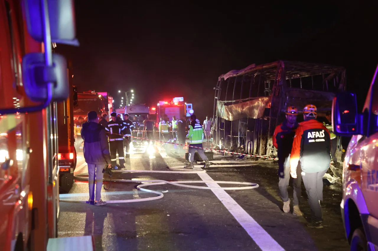 Denizli'de feci kaza! Bariyere çarpıp yanan otobüste 1'i bebek 8 kişi can verdi