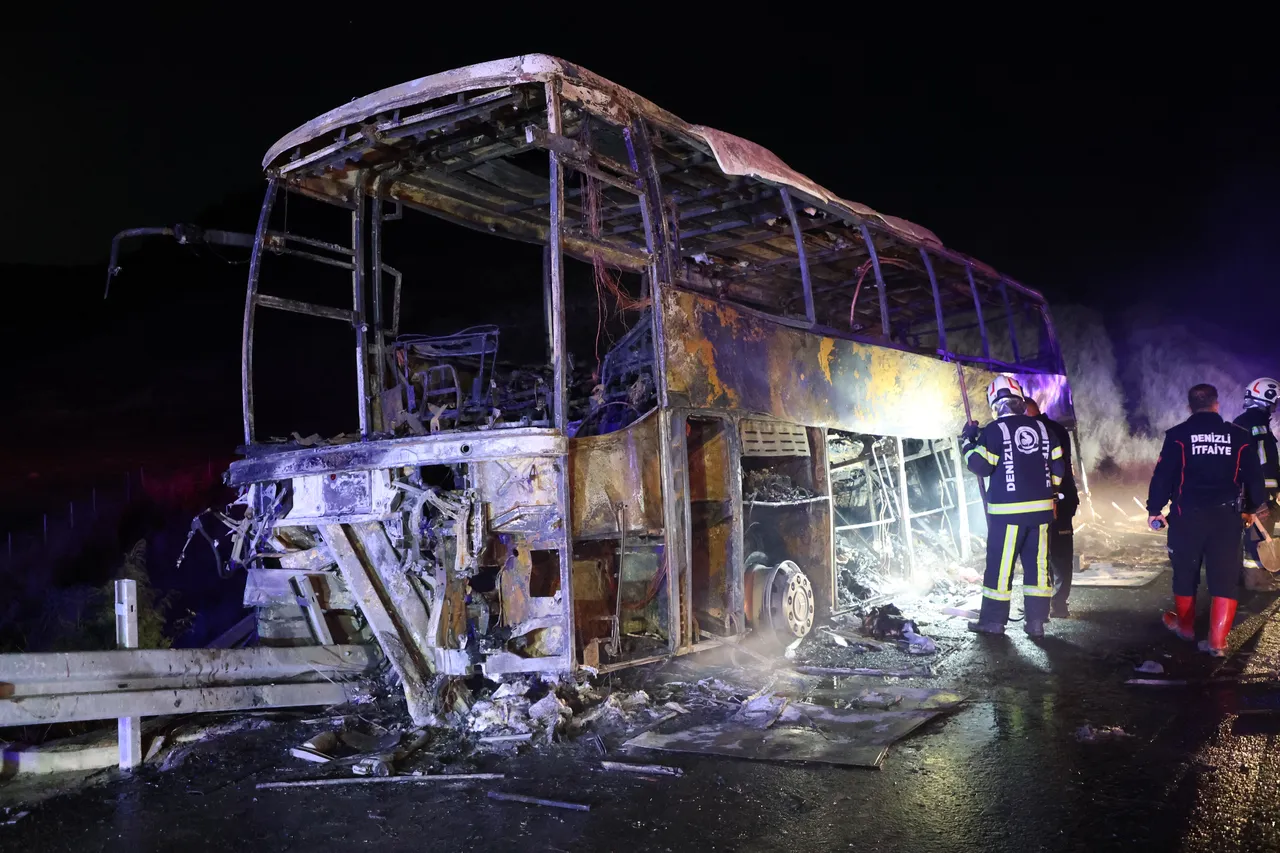 Denizli'de feci kaza! Bariyere çarpıp yanan otobüste 1'i bebek 8 kişi can verdi