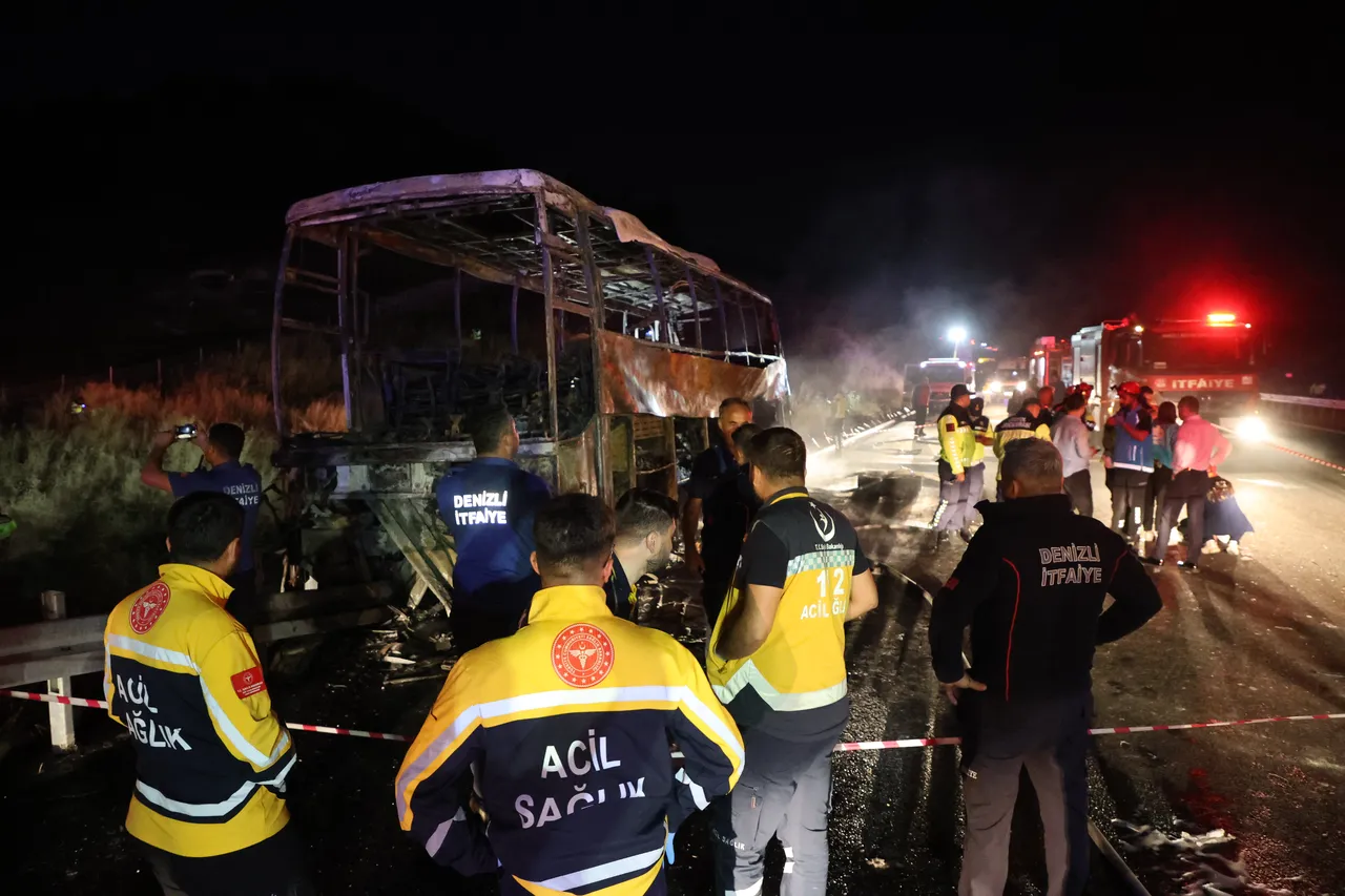 Denizli'de feci kaza! Bariyere çarpıp yanan otobüste 1'i bebek 8 kişi can verdi