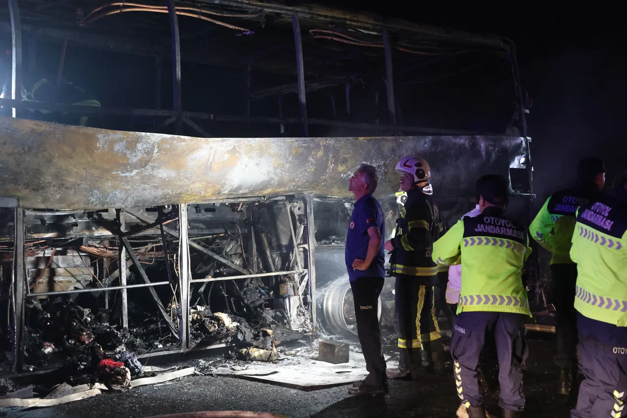 Denizli'de feci kaza! Bariyere çarpıp yanan otobüste 1'i bebek 8 kişi can verdi