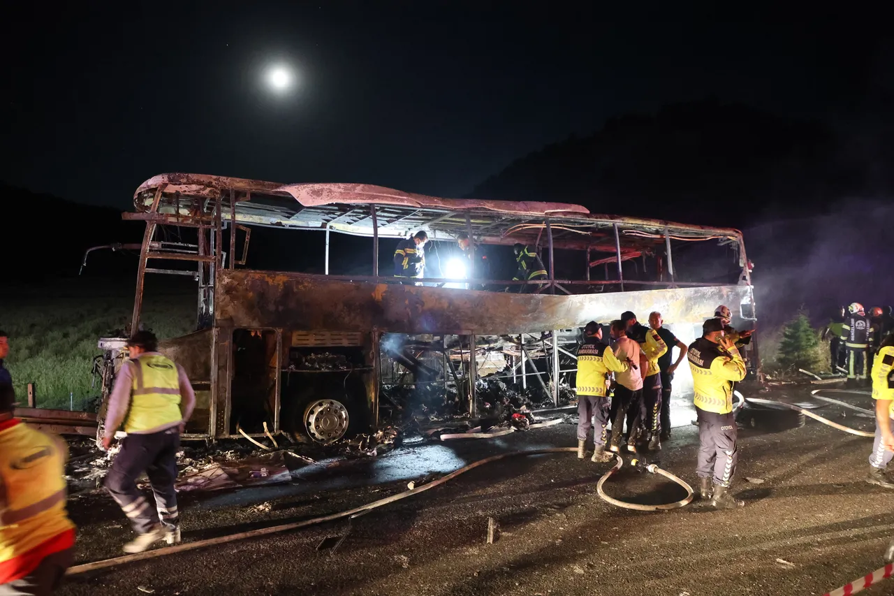 Denizli'de feci kaza! Bariyere çarpıp yanan otobüste 1'i bebek 8 kişi can verdi