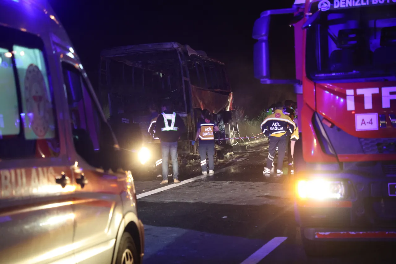 Denizli'de feci kaza! Bariyere çarpıp yanan otobüste 1'i bebek 8 kişi can verdi