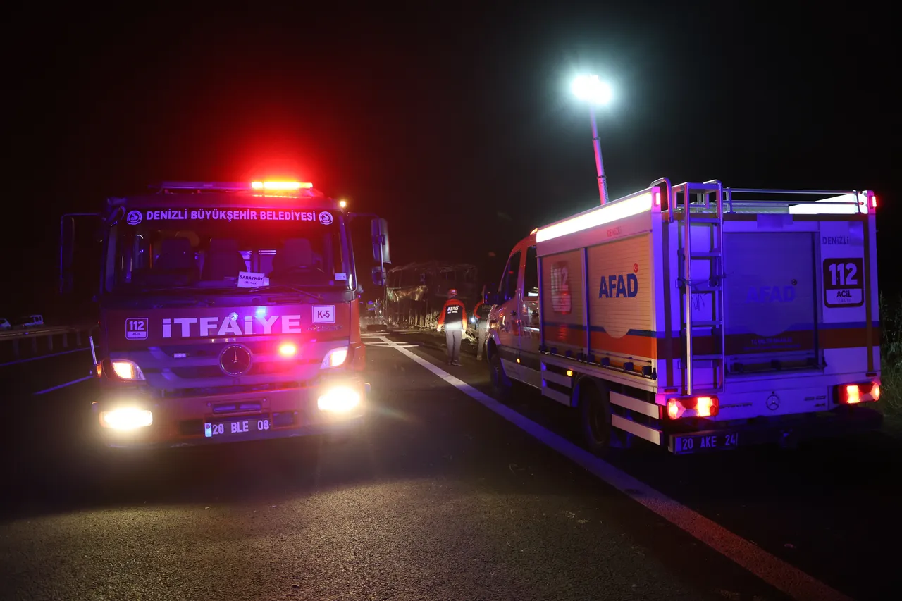 Denizli'de feci kaza! Bariyere çarpıp yanan otobüste 1'i bebek 8 kişi can verdi