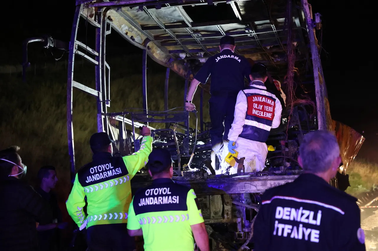 Denizli'de feci kaza! Bariyere çarpıp yanan otobüste 1'i bebek 8 kişi can verdi