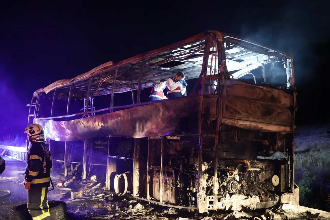 Denizli'de feci kaza! Bariyere çarpıp yanan otobüste 1'i bebek 8 kişi can verdi