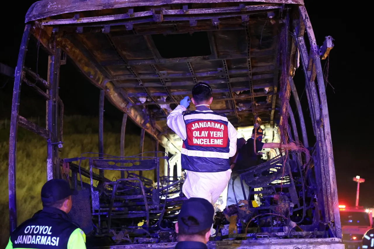 Denizli'de feci kaza! Bariyere çarpıp yanan otobüste 1'i bebek 8 kişi can verdi