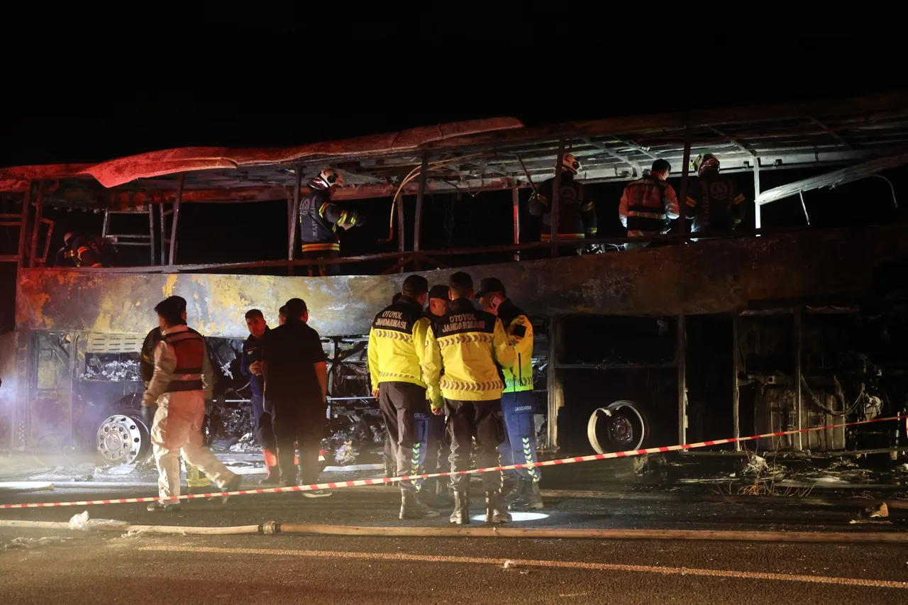Denizli'de feci kaza! Bariyere çarpıp yanan otobüste 1'i bebek 8 kişi can verdi