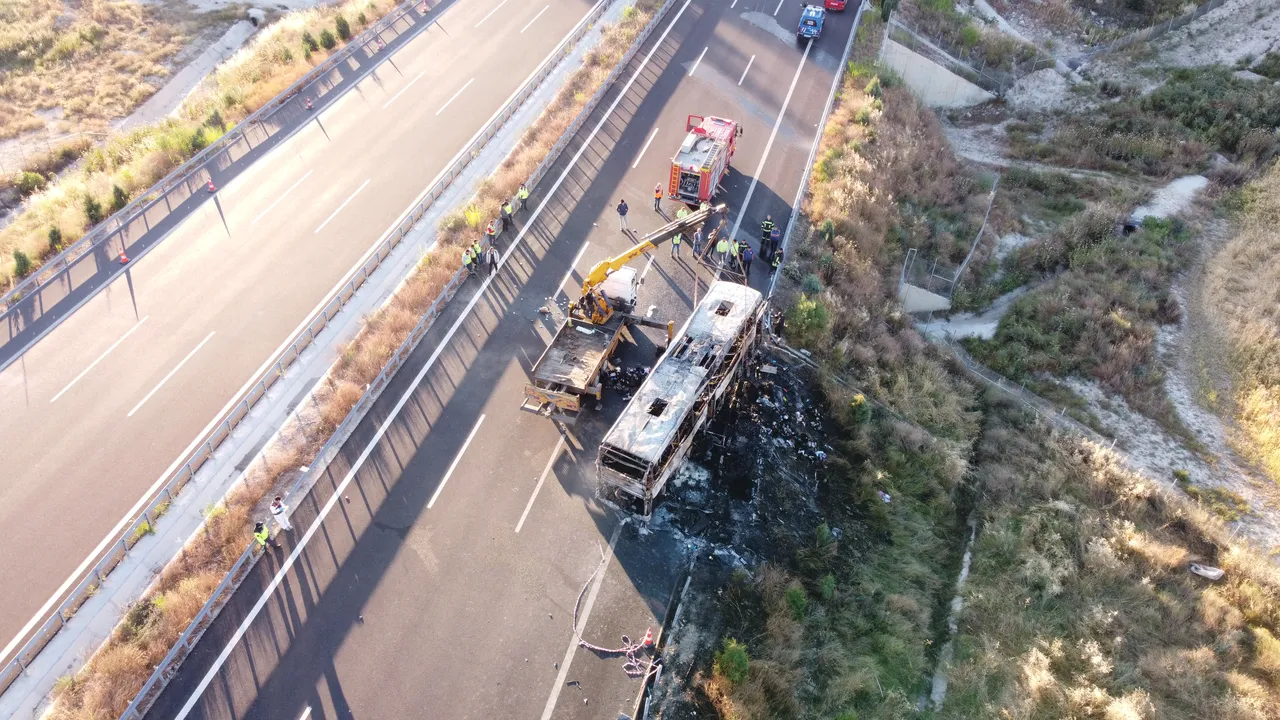 Denizli'de feci kaza! Bariyere çarpıp yanan otobüste 1'i bebek 8 kişi can verdi