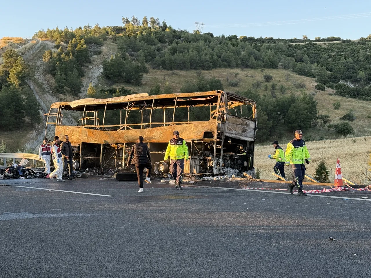 Denizli'de feci kaza! Bariyere çarpıp yanan otobüste 1'i bebek 8 kişi can verdi
