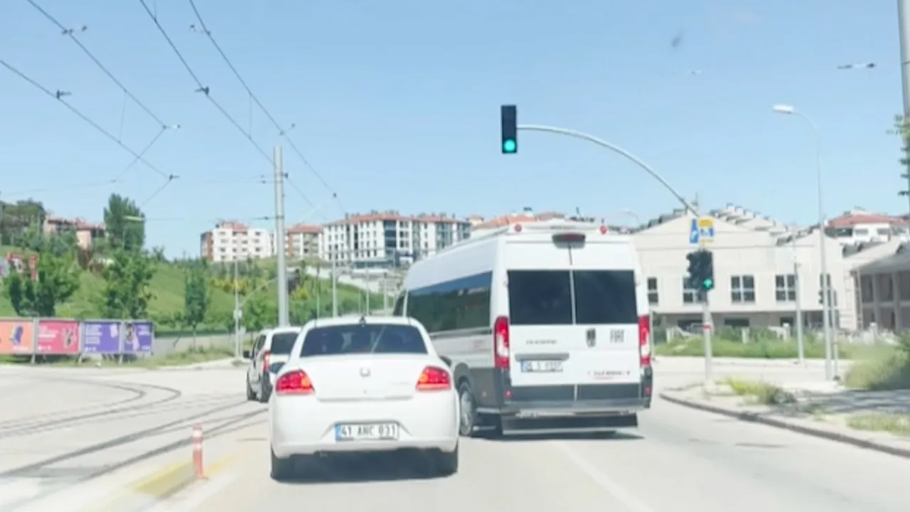 Eskişehir'de yürekleri ağza getiren anlar! Trafikte tartıştığı aracı böyle sıkıştırdı