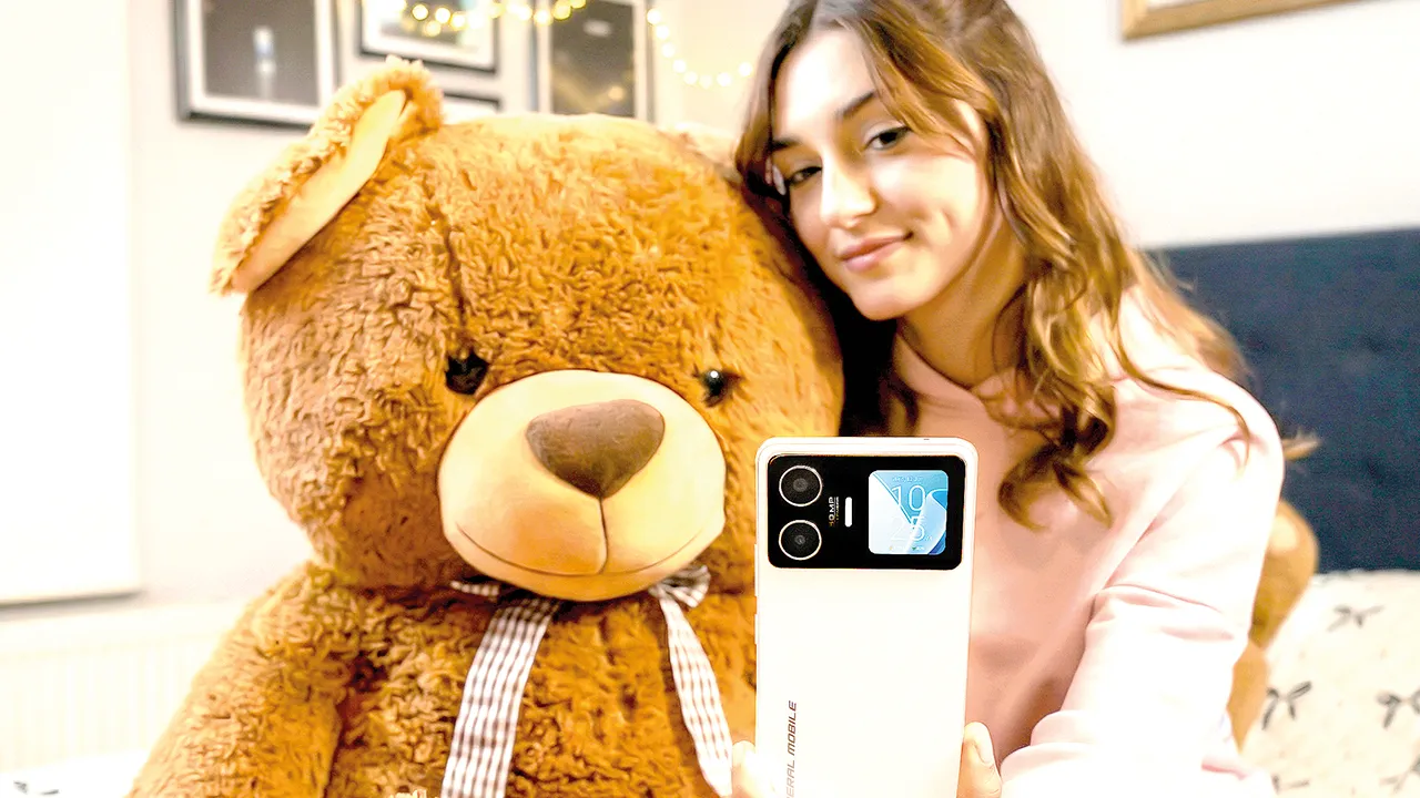 GM 26 Pro 5G... Arka kamera ile selfie çekiyor