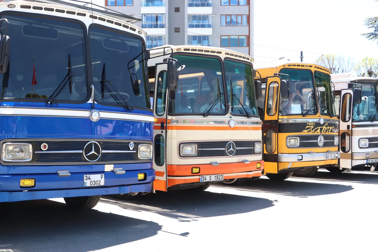 Hepsi milyonluk! Görmek için Ankara, İzmir, Antalya, Bursadan gelen var... Bir döneme damga vuran klasik otobüsler Eskişehirde sergilendi