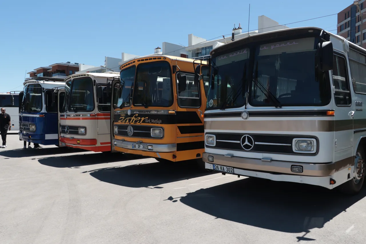 Hepsi milyonluk! Görmek için Ankara, İzmir, Antalya, Bursadan gelen var... Bir döneme damga vuran klasik otobüsler Eskişehirde sergilendi