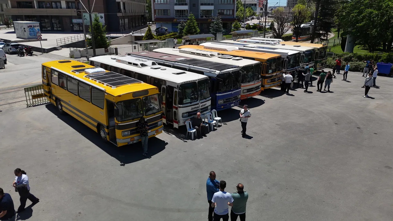 Hepsi milyonluk! Görmek için Ankara, İzmir, Antalya, Bursadan gelen var... Bir döneme damga vuran klasik otobüsler Eskişehirde sergilendi