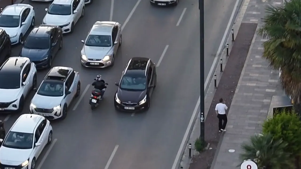 Kaldırımdan kaçıp ters yöne girdi! Kadıköy'deki tehlikeli kaçış saniye saniye kamerada