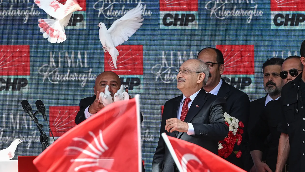 Kemal Kılıçdaroğlu, CHP Genel  Merkezi’ne giriş yaptığı sırada  bir grup partili aracına karanfiller attı. Partililer “Halkın Umudu  Kılıçdaroğlu” sloganları ile Kı      lıçdaroğlu’na destek verdi. Konuşmasının ardından da Kılıçdaroğlu beyaz güvercin uçurdu.