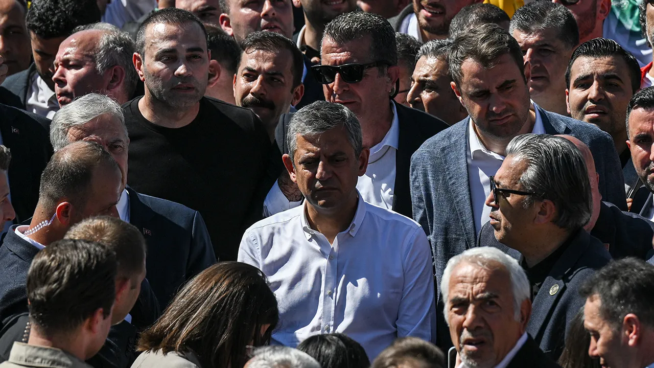 Özgür Özel ekibi kurultay için düğmeye basıyor: Yapılmazsa seçime katılamayız