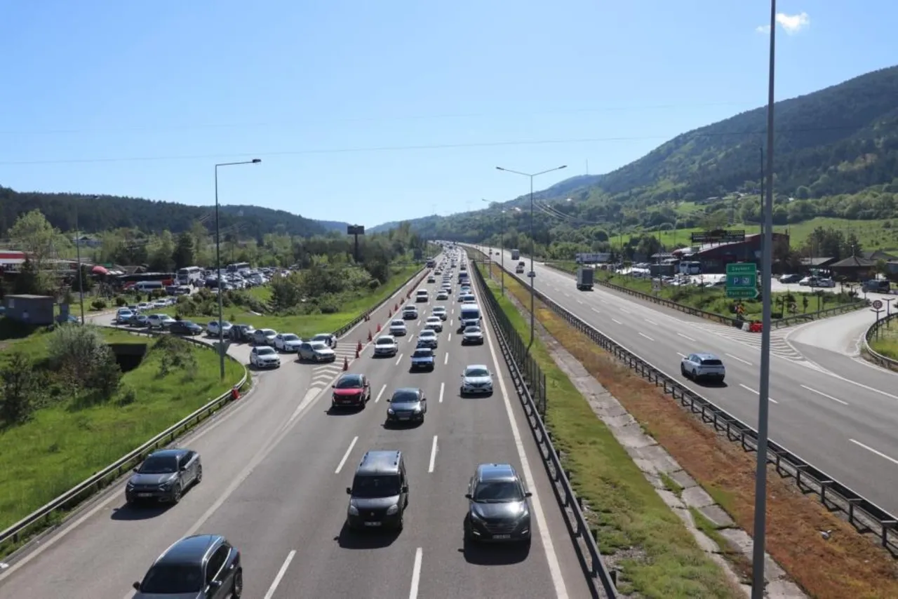 Tatil bitti, milyonlar yollara düştü! Otoyolun bir tarafı boş, diğer taraf kilit