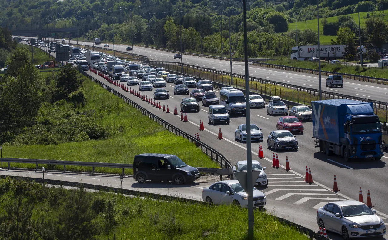 Tatil bitti, milyonlar yollara düştü! Otoyolun bir tarafı boş, diğer taraf kilit