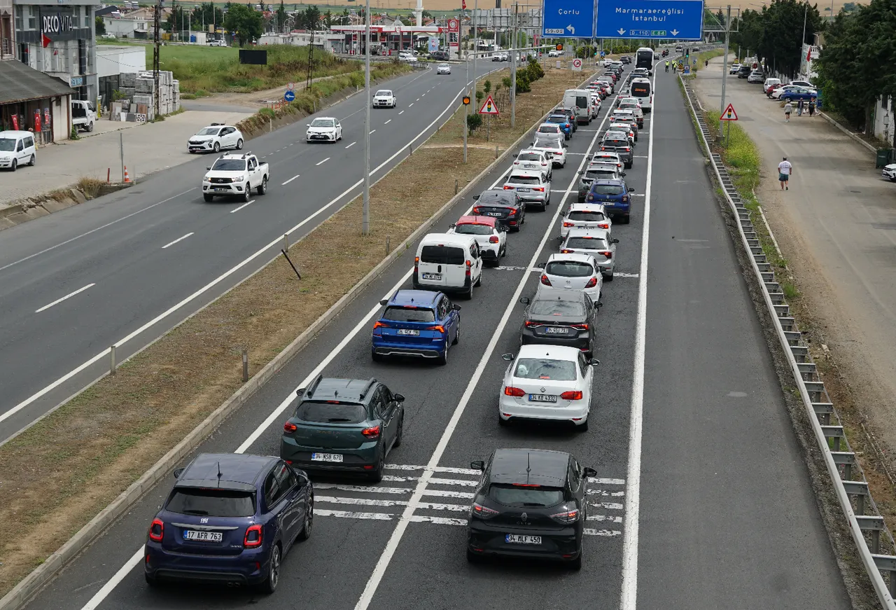 Tatil bitti, milyonlar yollara düştü! Otoyolun bir tarafı boş, diğer taraf kilit