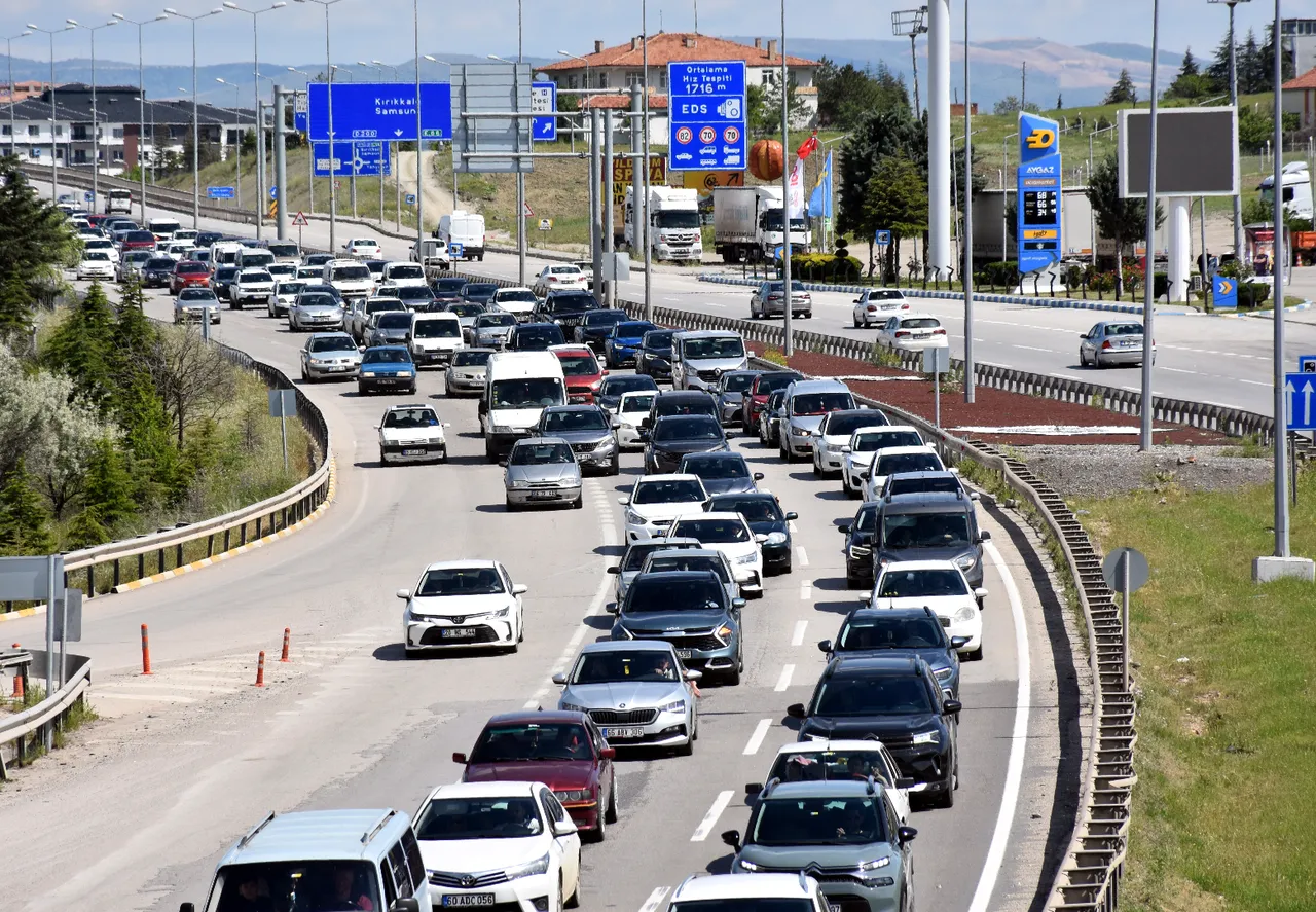 Tatil bitti, milyonlar yollara düştü! Otoyolun bir tarafı boş, diğer taraf kilit