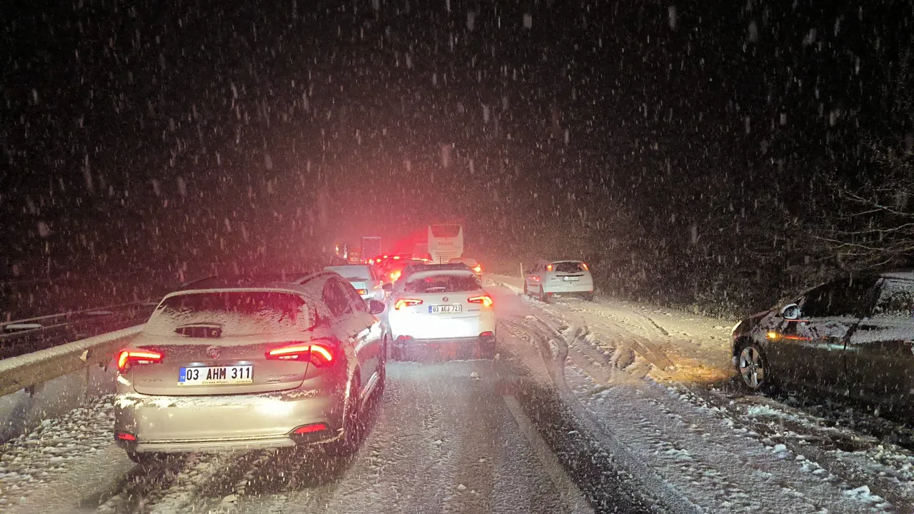 Afyon ve Ankarada okullar tatil mi? Kar yağışı sebebiyle bazı yollar ulaşıma kapatıldı