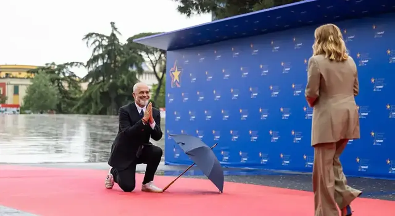 Arnavutluk Başbakanı Edi Rama, ülkesinin ev sahipliği yaptığı Avrupa Siyasi Topluluğu 6. Zirvesi’nde İtalya Başbakanı Giorgia Meloni’yi önünde diz çöküp bekleyerek karşıladı.