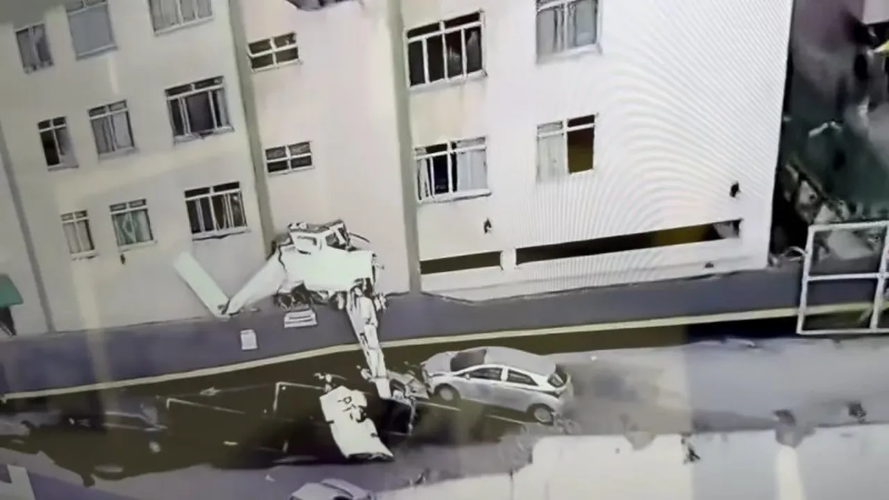 Brezilya’nın Minas Gerais eyaletinde yer alan Belo Horizonte kentinde küçük uçak apartmana çarptı. Kazada pilot ve 3 yolcu ağır şekilde yaralandı. Kazanın nedeni henüz bilinmezken, olay yerinde çok sayıda itfaiye ve ambulans ekibi sevk edildi.