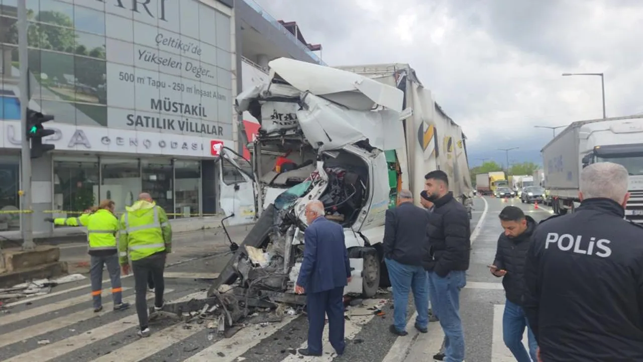 Bursa'da feci kaza! Tır ışıklarda duran tankere çarptı: 1 ölü