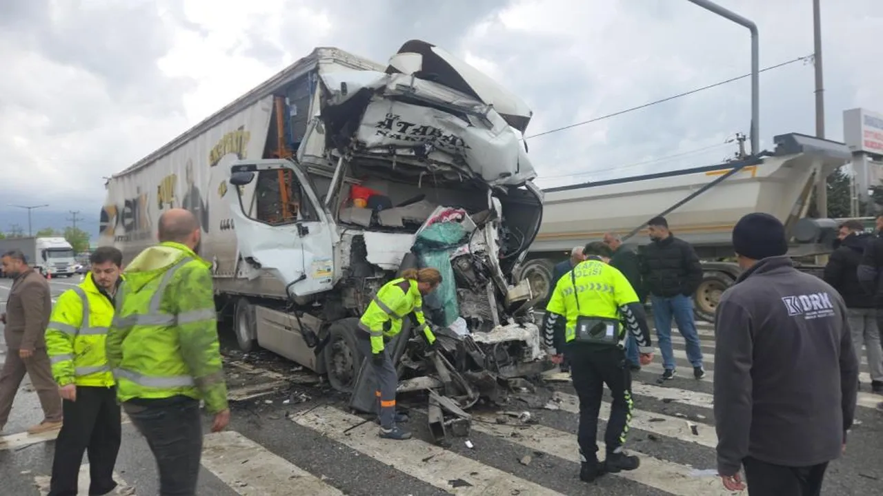 Bursa'da feci kaza! Tır ışıklarda duran tankere çarptı: 1 ölü