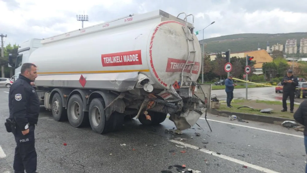Bursa'da feci kaza! Tır ışıklarda duran tankere çarptı: 1 ölü