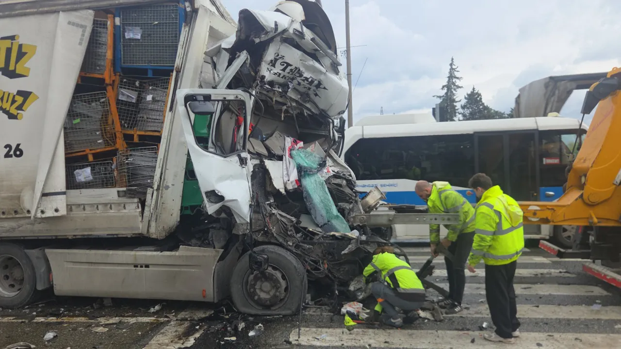 Bursa'da trafik ışıklarında korkunç kaza! Tırda sıkıştı, feci şekilde can verdi