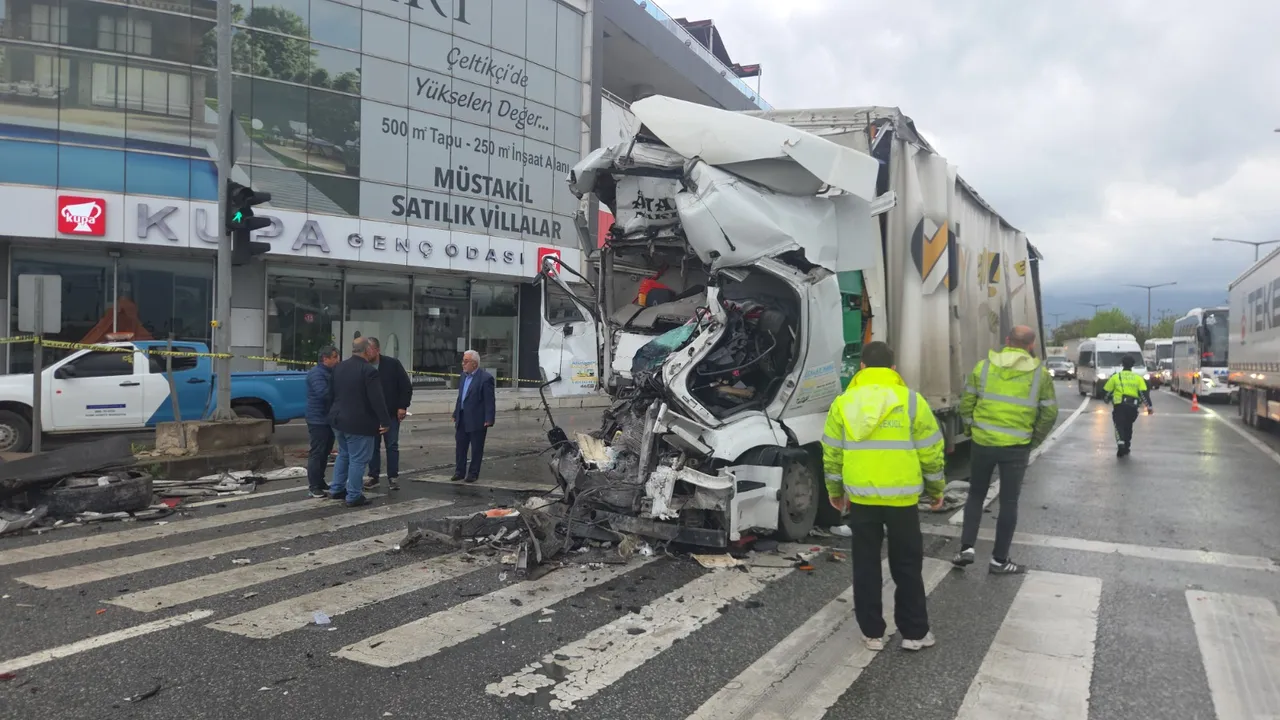 Bursa'da trafik ışıklarında korkunç kaza! Tırda sıkıştı, feci şekilde can verdi