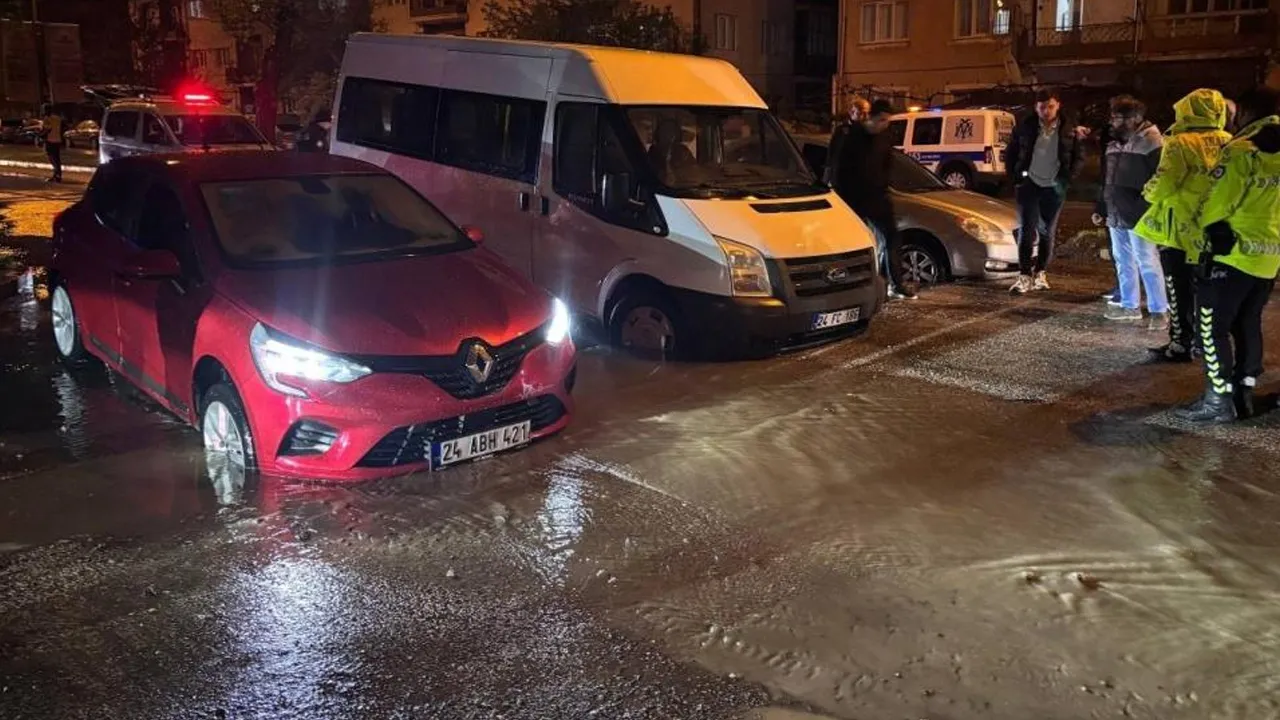 Çalışma sonrası önlem alınmadı! Yağmurda yol çöktü, araçlar çukurda zarar gördü