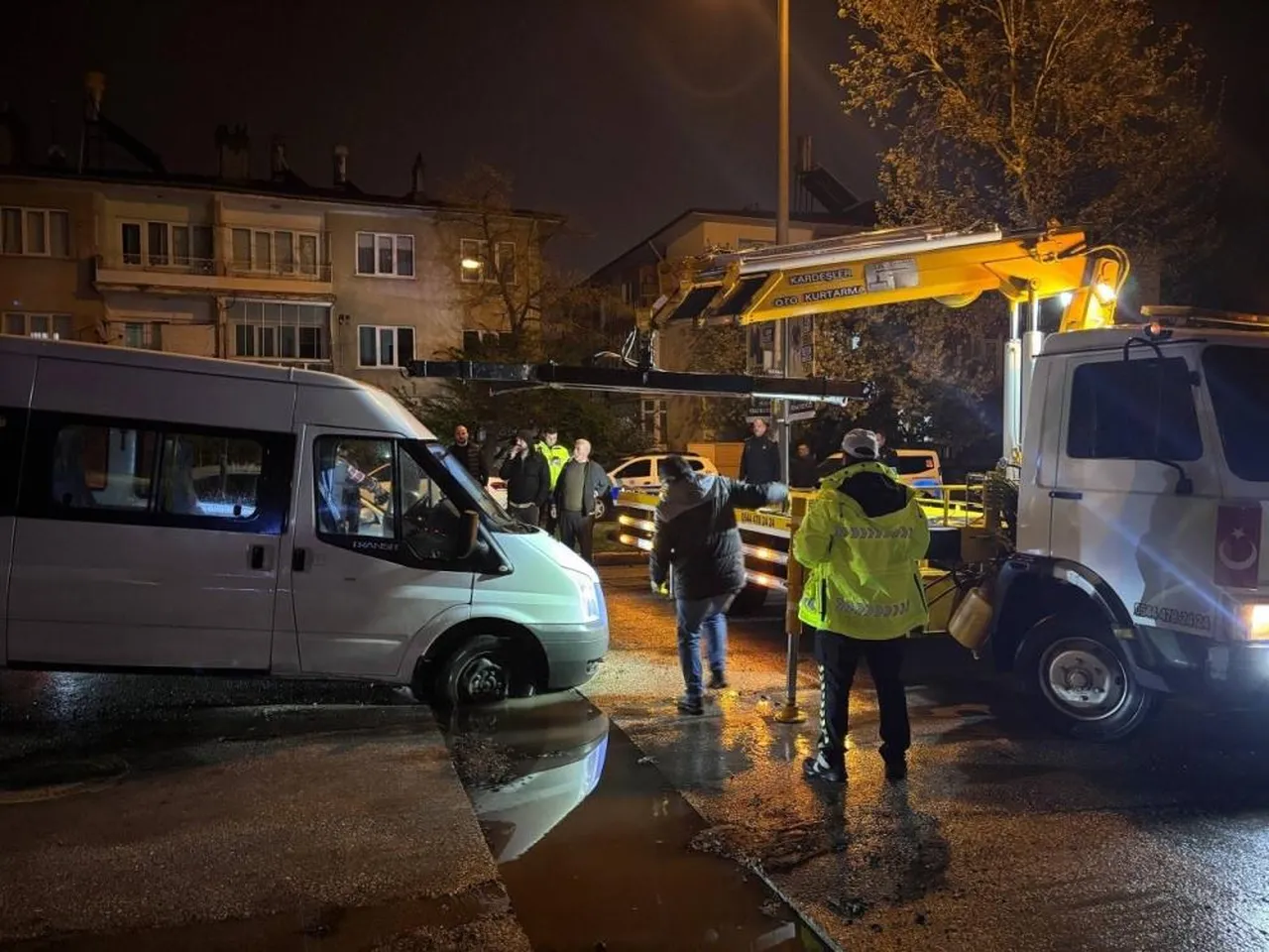 Çalışma sonrası önlem alınmadı! Yağmurda yol çöktü, araçlar çukurda zarar gördü
